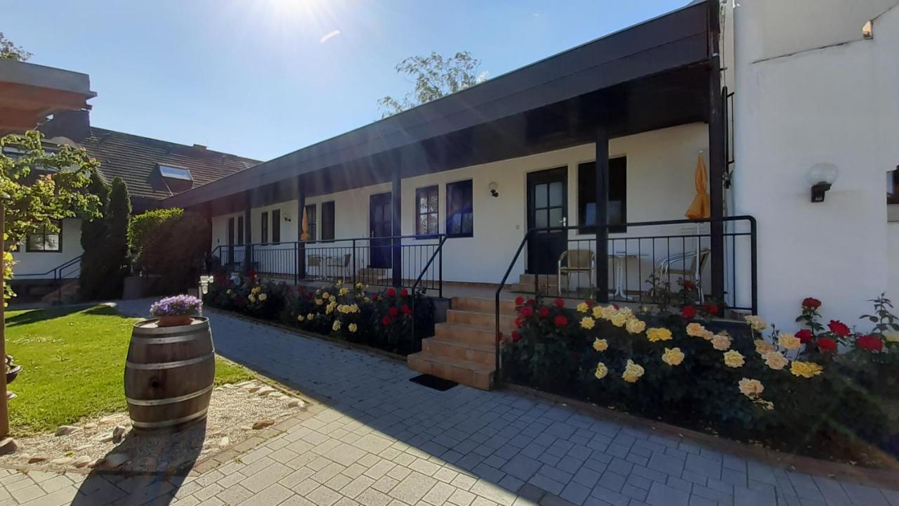 Ferienwohnungen & Weingut Kroiss Silvia Illmitz Exteriör bild